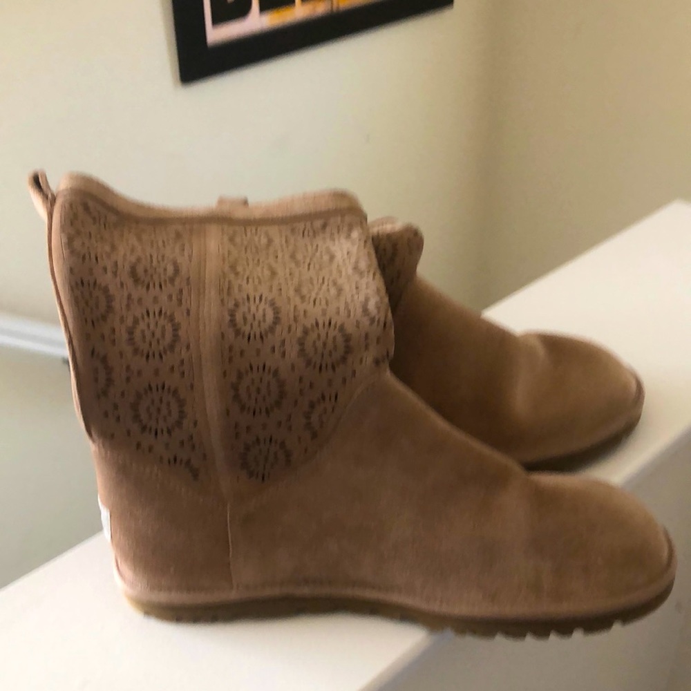 Short and Stylish  UGG Boot with side zipper.